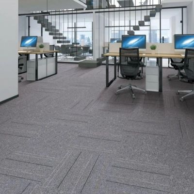 Carreaux de tapis de bureau à motif abstrait en PVC antidérapant pour salle de conférence 50x50
