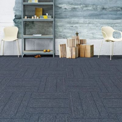 Carreaux de tapis de bureau à motif abstrait en PVC antidérapant pour salle de conférence 50x50