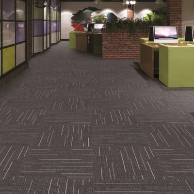 Carreaux de tapis Pékin 50x50 Hôtel de luxe PP Jacquard Commercial Office plancher en PVC antidérapant
