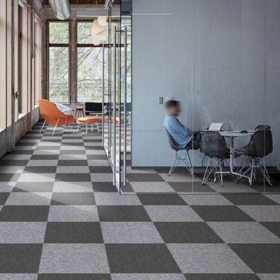 Abstract Pattern Pp Plancher en fibre Pvc Carreaux commerciaux de tapis 50X50 pour salle de réunion