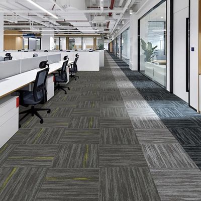 Carreaux de sol en polypropylène pour bureaux ou maisons modernes dans des espaces commerciaux