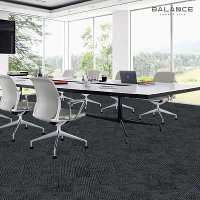 Carreaux de tapis de bureau modulaires rectangulaires 60 x 60 avec support en PVC et motif géométrique