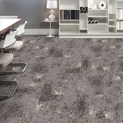 Chambres commerciales Carpet Tiles 100% PP modulaire Tufted avec matériau de bitume de pile en boucle