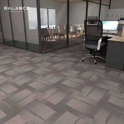 Poids de la pile 520g/m2 Matériau PP de style moderne Carreaux de tapis lavables pour projet de bureau