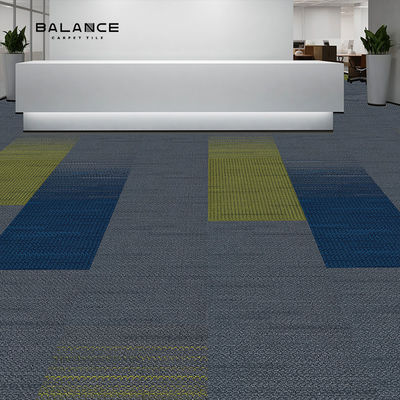 550 g/m2 Poids de la pile Carreaux de tapis amovibles de luxe pour les bureaux