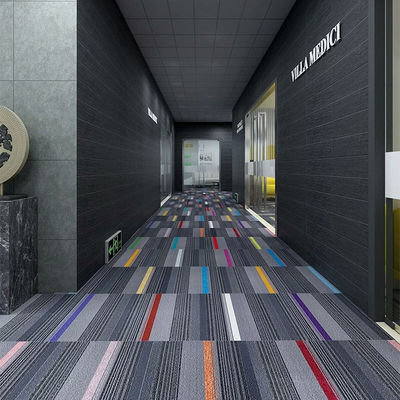 Carreaux de tapis en PVC à motifs abstraits à pile moyenne pour le couloir du salon du bureau
