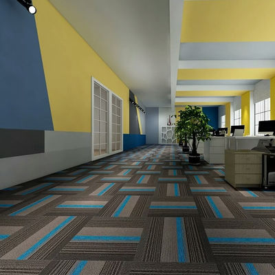 Carreaux de tapis en PVC à motifs abstraits à pile moyenne pour le couloir du salon du bureau