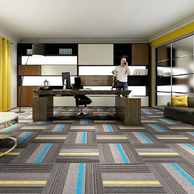 Carreaux de tapis en PVC à motifs abstraits à pile moyenne pour le couloir du salon du bureau