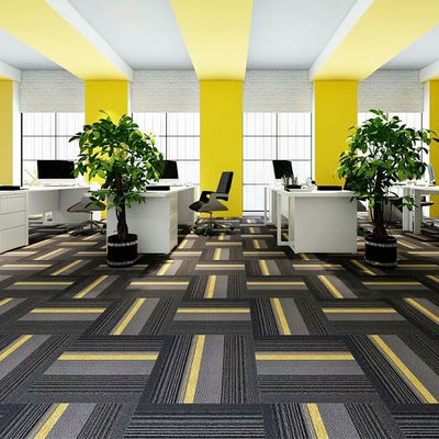 Carreaux de tapis en PVC à motifs abstraits à pile moyenne pour le couloir du salon du bureau