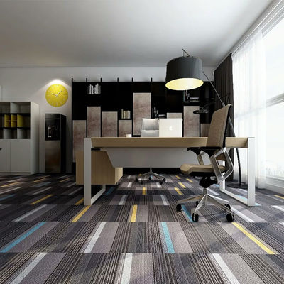 Carreaux de tapis en PVC à motifs abstraits à pile moyenne pour le couloir du salon du bureau