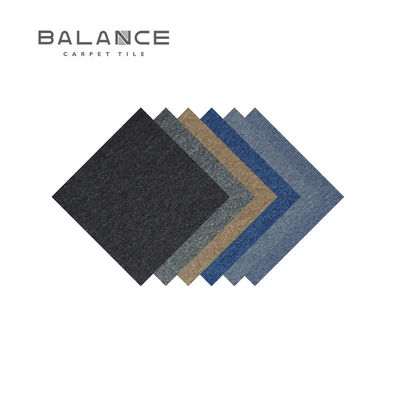 Carreaux de tapis en PP PVC amovibles de bureau et de chambre à coucher à couleur solide avec support coussiné