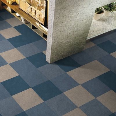 Carreaux de tapis en PP PVC amovibles de bureau et de chambre à coucher à couleur solide avec support coussiné