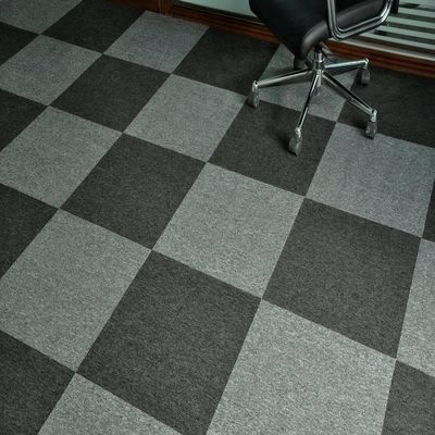 Carreaux de tapis en PP PVC amovibles de bureau et de chambre à coucher à couleur solide avec support coussiné