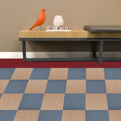 Carreaux de tapis en PP PVC amovibles de bureau et de chambre à coucher à couleur solide avec support coussiné