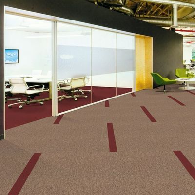 Carreaux de tapis en PP PVC amovibles de bureau et de chambre à coucher à couleur solide avec support coussiné