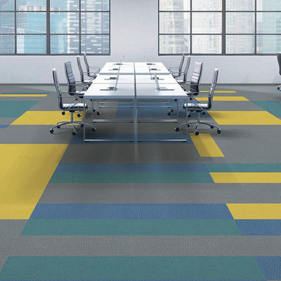 Carpets commerciaux de bureau Carreaux de matrice Carreaux de tapis jaunes 50*50 pour les performances des adultes