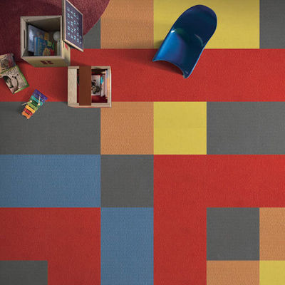 Carpets commerciaux de bureau Carreaux de matrice Carreaux de tapis jaunes 50*50 pour les performances des adultes
