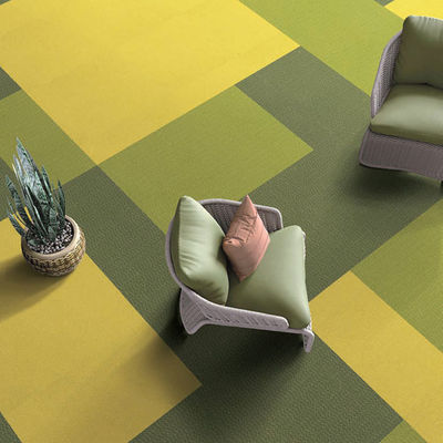 Carpets commerciaux de bureau Carreaux de matrice Carreaux de tapis jaunes 50*50 pour les performances des adultes