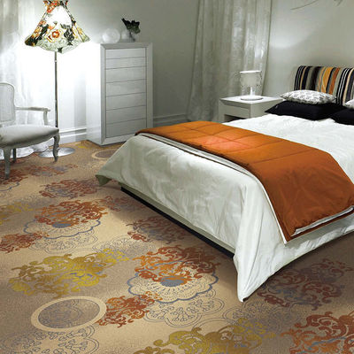Couleur personnalisée Tapis imprimé en 100% nylon pour hôtels Salles de banquet Chambres à coucher PVC décoratif extérieur