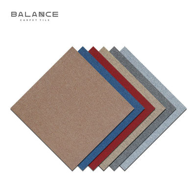 Carreaux carrés PET FRIENDLY Tapis tapis modulaires 50x50 Pour le bureau commercial tapis de vente