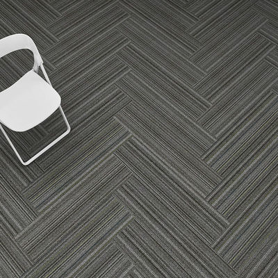 Puzzle personnalisé ignifuge design jacquard rayé plat carreaux de tapis de matériau en PP rembourré