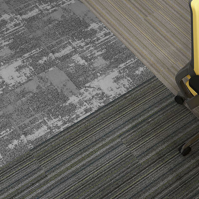 Puzzle personnalisé ignifuge design jacquard rayé plat carreaux de tapis de matériau en PP rembourré