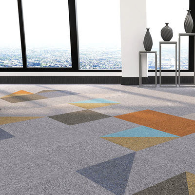 Carreaux de moquette commerciaux 50x50 avec couleur personnalisée et support en PVC antidérapant