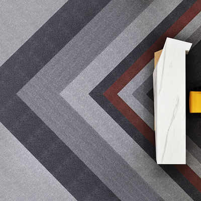 Carreaux de moquette commerciaux 50x50 avec couleur personnalisée et support en PVC antidérapant
