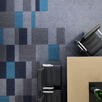 Carreaux de moquette commerciaux 50x50 avec couleur personnalisée et support en PVC antidérapant