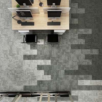 Carreaux modulaires pour bureaux commerciaux en nylon en pile en boucle grise avec support en PVC commercial