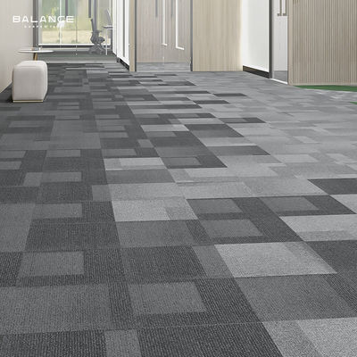 Carreaux de tapis de bureau commerciaux en nylon épais de 50x50 avec construction en piles en boucle à plusieurs niveaux