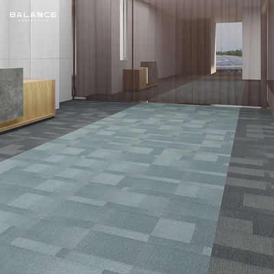 Carreaux de tapis de bureau commerciaux en nylon épais de 50x50 avec construction en piles en boucle à plusieurs niveaux