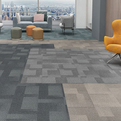 Carreaux de tapis de bureau commerciaux en nylon épais de 50x50 avec construction en piles en boucle à plusieurs niveaux