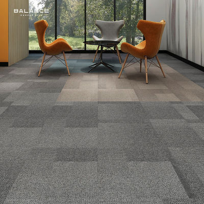 Carreaux de tapis de bureau commerciaux en nylon épais de 50x50 avec construction en piles en boucle à plusieurs niveaux