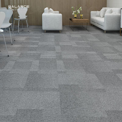 Carreaux de tapis de bureau commerciaux en nylon épais de 50x50 avec construction en piles en boucle à plusieurs niveaux