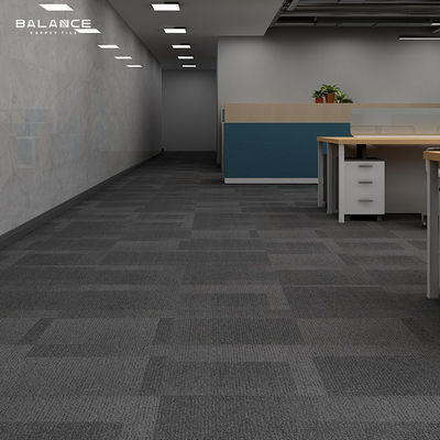 Carreaux de tapis de bureau commerciaux en nylon épais de 50x50 avec construction en piles en boucle à plusieurs niveaux