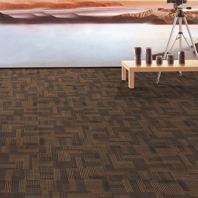 Planchers de bureaux commerciaux 50*50 cm Tapis avec support en PVC et poids de pile 528 g/m2