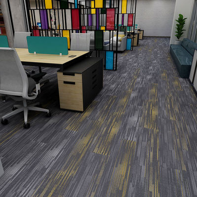 Solution de plancher de bureau 25 x 100 carreaux de moquette avec un design anti-dérapant et une pile moyenne