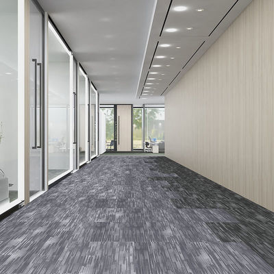 Solution de plancher de bureau 25 x 100 carreaux de moquette avec un design anti-dérapant et une pile moyenne