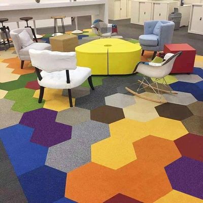 Carreaux de tapis hexagonaux en PVC pour le sol de jardin d'enfants