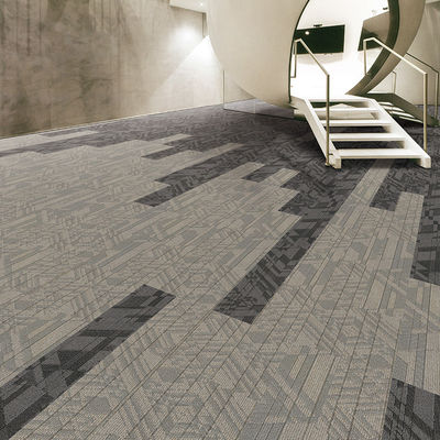 Carreaux de tapis en nylon modernes commerciaux à coussin abstrait 50x50 en PVC PP pour hôtel