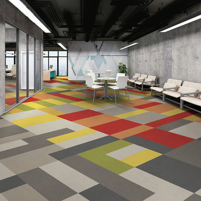 Carpet de haute qualité en nylon PP carreaux commerciaux pour la décoration sur mesure chambre d'hôtel