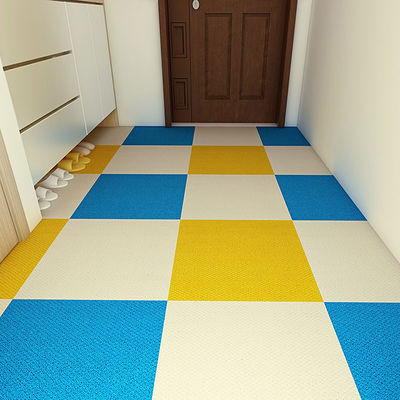 Épaisseur totale 9,5 mm Carreaux auto-adhésifs pour tapis central dans la chambre des enfants