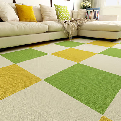 Épaisseur totale 9,5 mm Carreaux auto-adhésifs pour tapis central dans la chambre des enfants