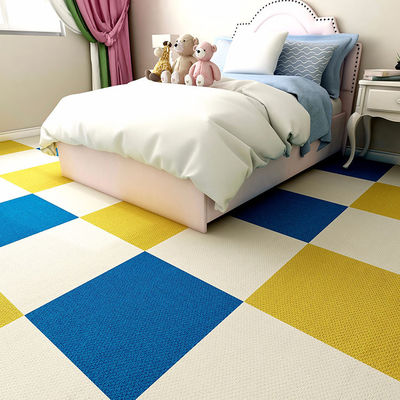 Épaisseur totale 9,5 mm Carreaux auto-adhésifs pour tapis central dans la chambre des enfants