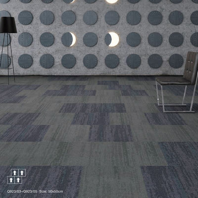Carreaux de tapis commerciaux avec un design moderne et un support étanche