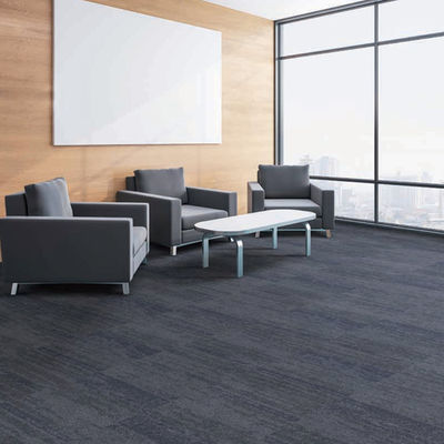 Carreaux de tapis commerciaux avec un design moderne et un support étanche