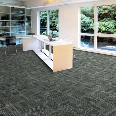 Carreaux de tapis en PVC à motif carré pour bureau et maison 100%matériau en polypropylène
