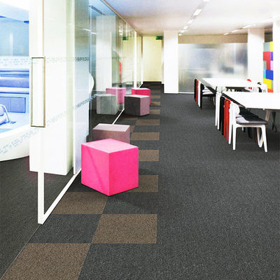 Carreaux de tapis 50*50 résistants au feu et antidérapants de style moderne pour les sols de bureaux commerciaux