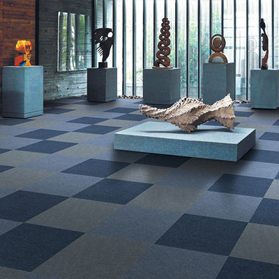 Carreaux de tapis 50*50 résistants au feu et antidérapants de style moderne pour les sols de bureaux commerciaux